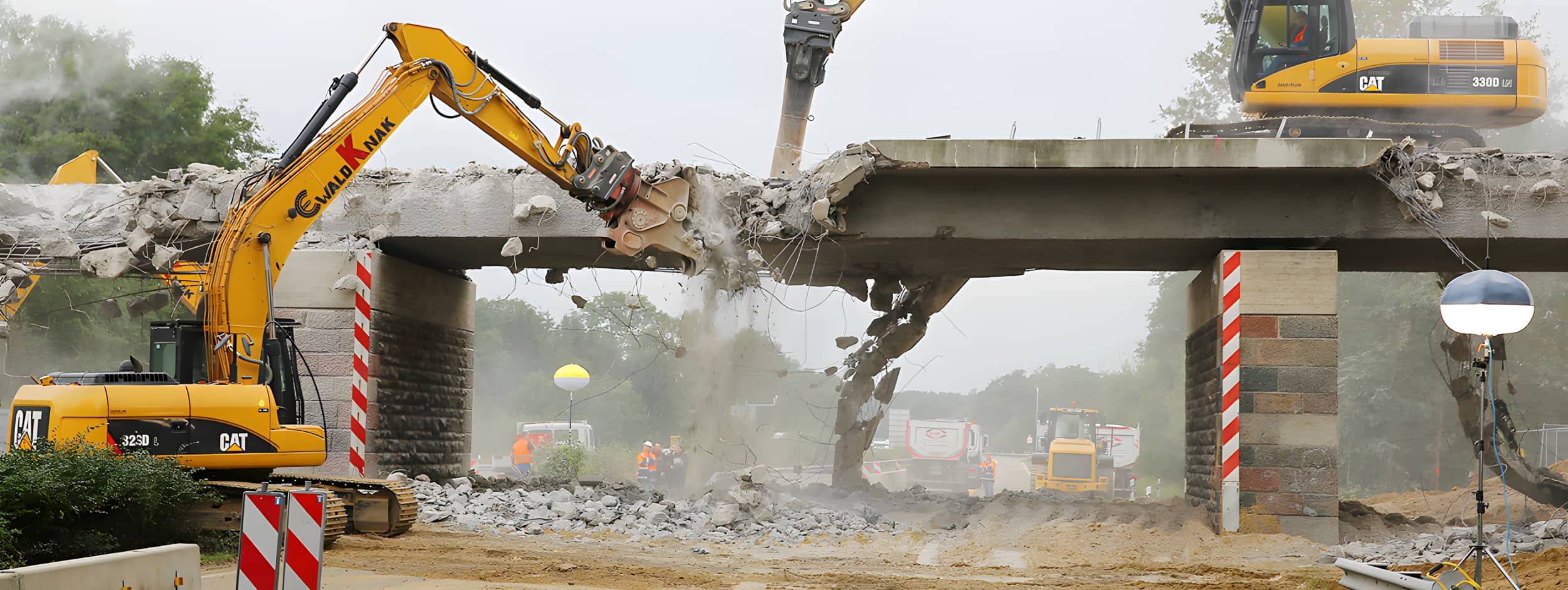 Zwei Bagger beim Rückbau einer Betonbrücke